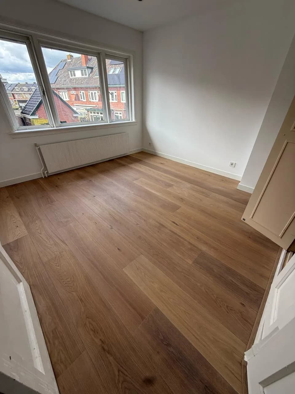 Resultaat van de parketvloer met brede rechte planken